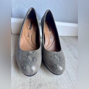 Clarks Pump 8.5 Gray Python